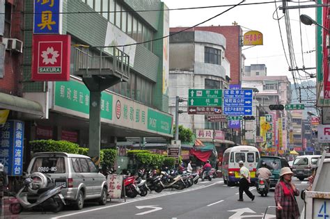 建設東路在哪個區？建設東路位處新北市板橋區，這條道路不僅是板橋區重要的交通要道，更是當地居民與商家的日常生活紐帶。